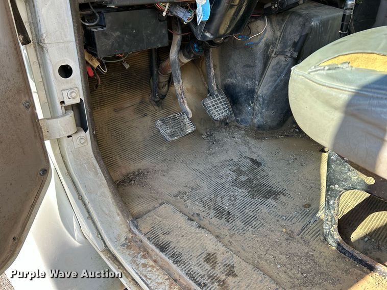 image for item NR9333 1996 International 4700  dump truck