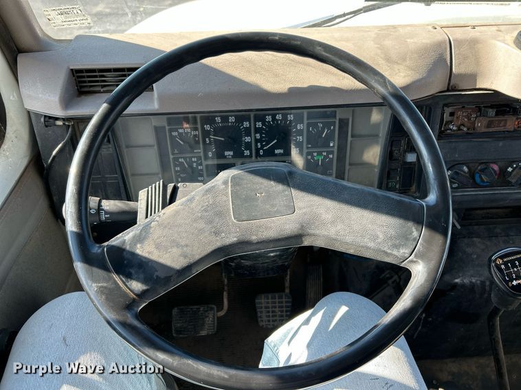 image for item NR9333 1996 International 4700  dump truck