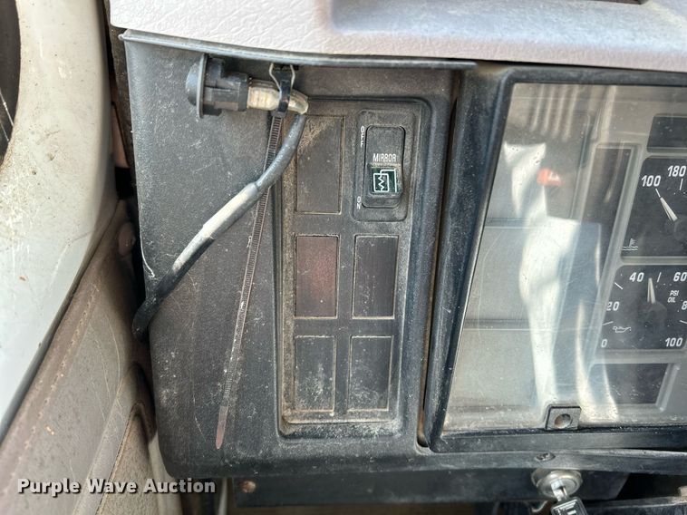 image for item NR9333 1996 International 4700  dump truck