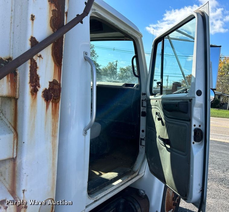 image for item NR9333 1996 International 4700  dump truck