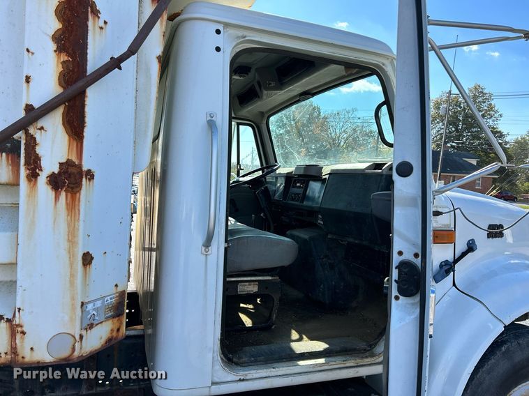 image for item NR9333 1996 International 4700  dump truck