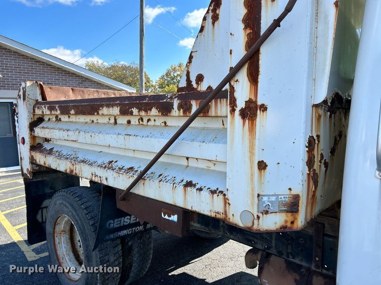 image for item NR9333 1996 International 4700  dump truck