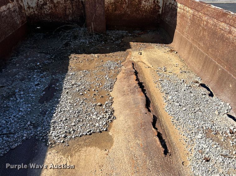 image for item NR9333 1996 International 4700  dump truck