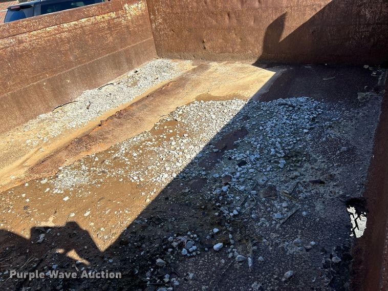 image for item NR9333 1996 International 4700  dump truck