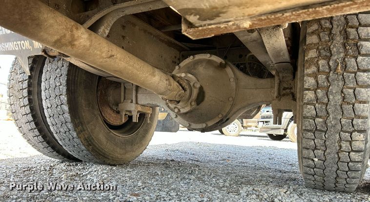 image for item NR9333 1996 International 4700  dump truck