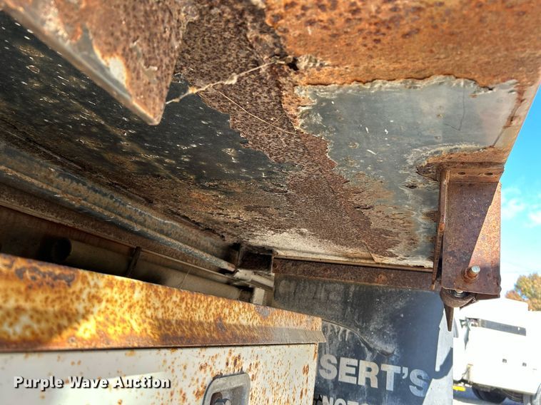 image for item NR9333 1996 International 4700  dump truck