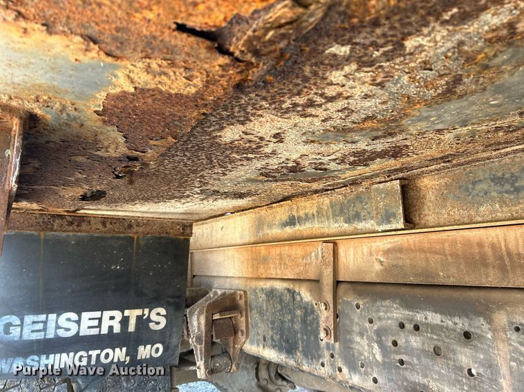 image for item NR9333 1996 International 4700  dump truck