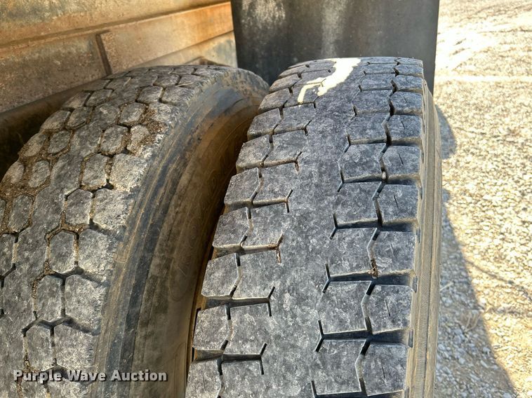 image for item NR9333 1996 International 4700  dump truck