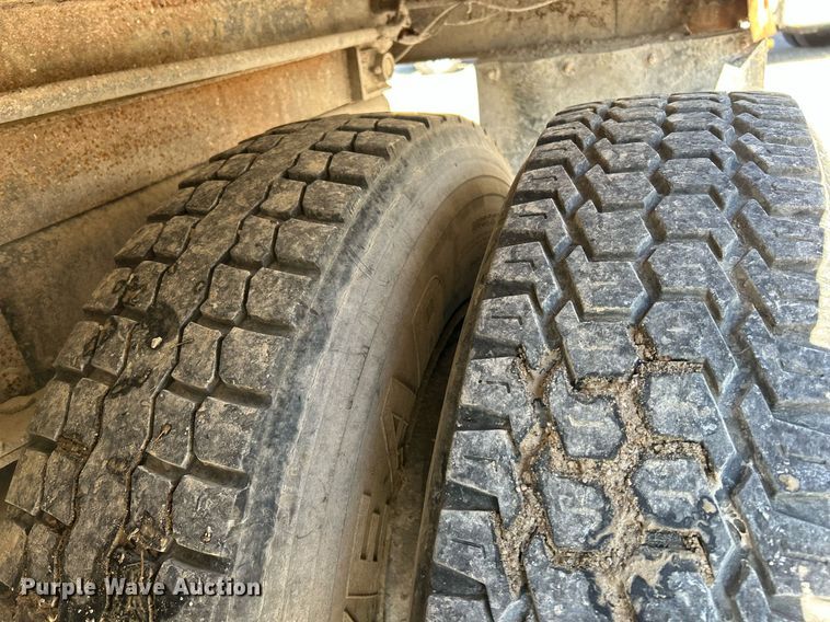 image for item NR9333 1996 International 4700  dump truck