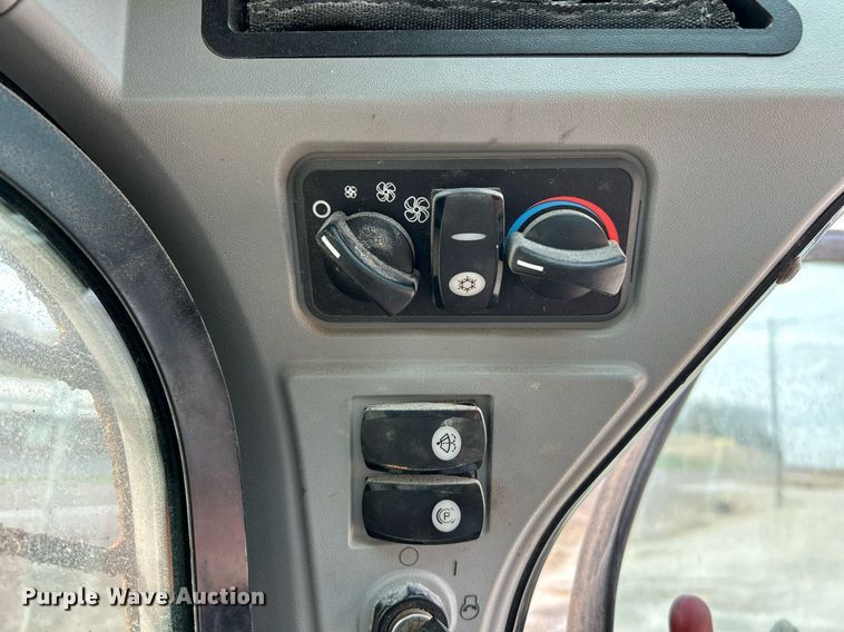 image for item NR9396 2014 Caterpillar 262D  skid steer loader