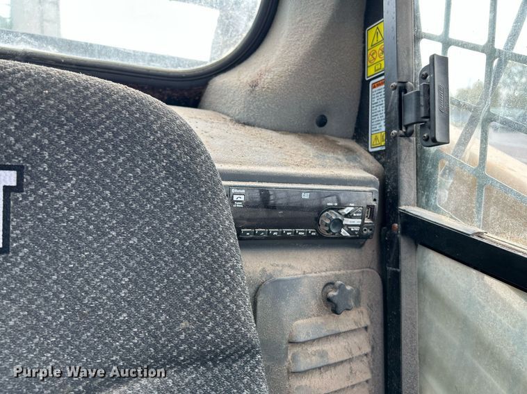 image for item NR9396 2014 Caterpillar 262D  skid steer loader