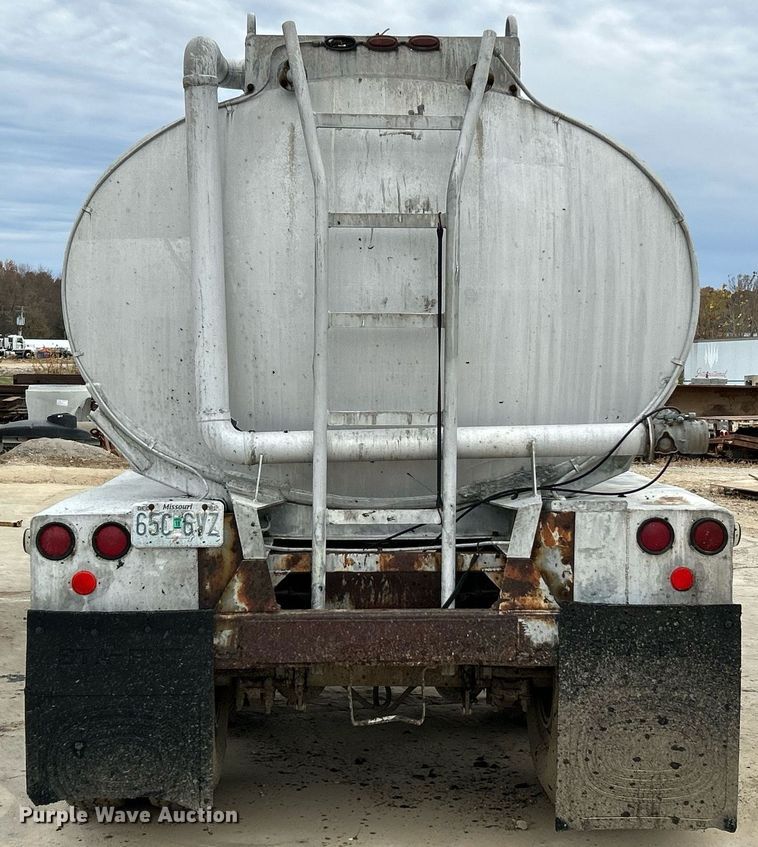 image for item NR9417 1967 Fruehauf TAG-F2-E-DF  tank trailer