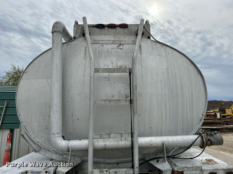 image for item NR9417 1967 Fruehauf TAG-F2-E-DF  tank trailer