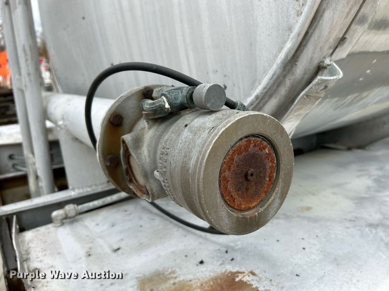 image for item NR9417 1967 Fruehauf TAG-F2-E-DF  tank trailer