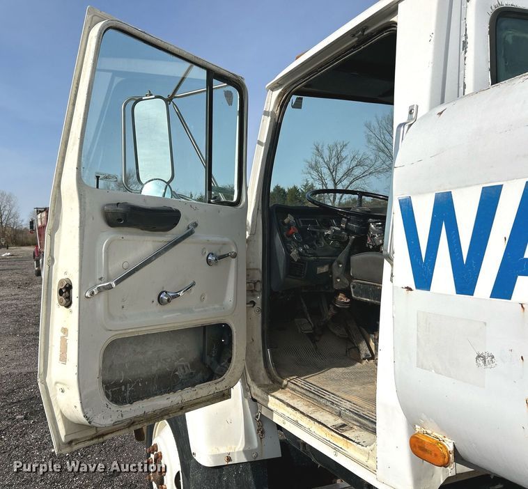 image for item NR9418 1991 Ford L8000  water truck