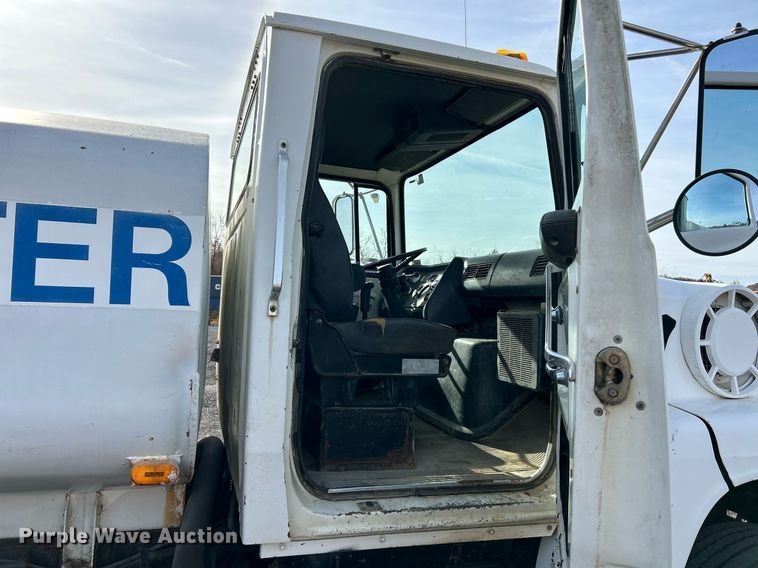 image for item NR9418 1991 Ford L8000  water truck