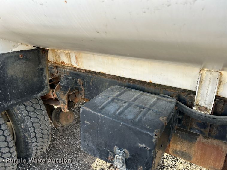 image for item NR9418 1991 Ford L8000  water truck