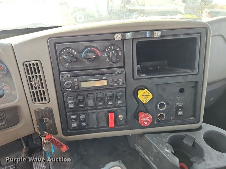 image for item NZ9048 2009 International TranStar 8500  semi truck