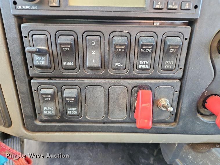 image for item NZ9048 2009 International TranStar 8500  semi truck