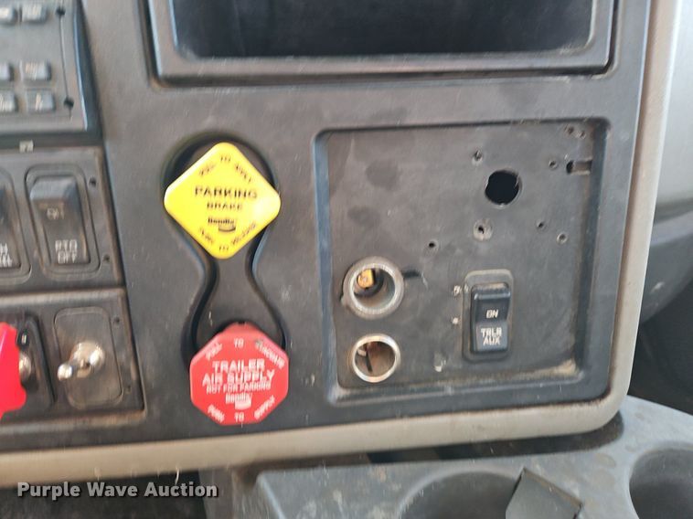 image for item NZ9048 2009 International TranStar 8500  semi truck