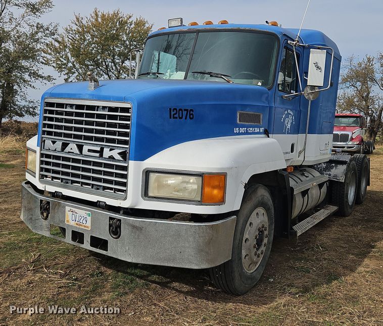 image for item NZ9049 1998 Mack CH613  semi truck