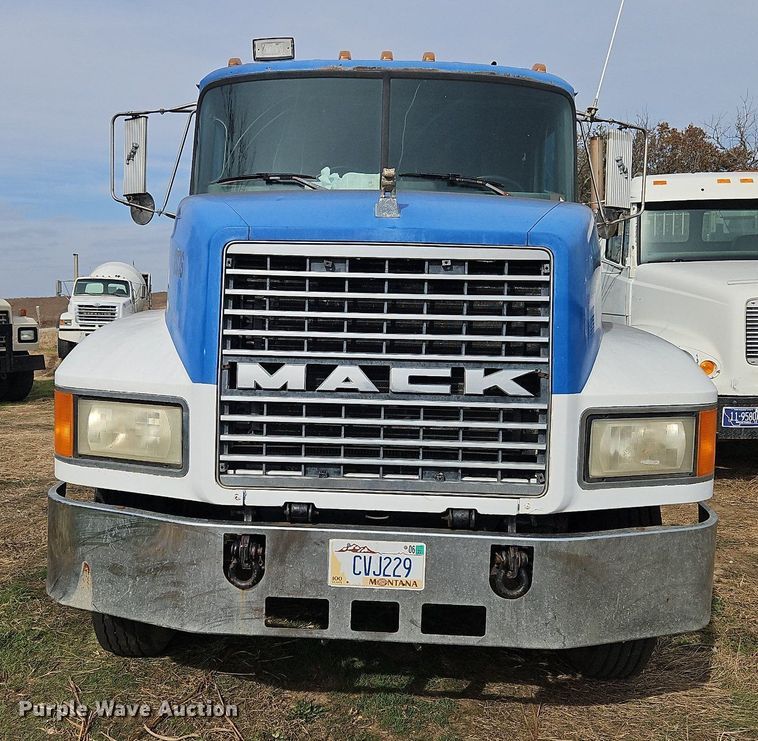 image for item NZ9049 1998 Mack CH613  semi truck
