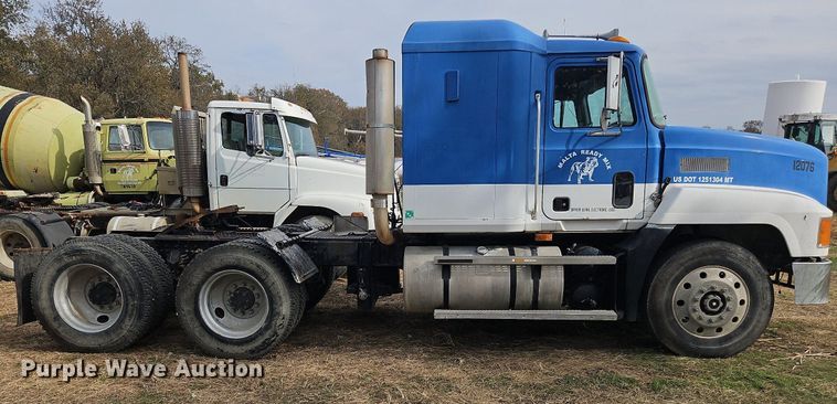 image for item NZ9049 1998 Mack CH613  semi truck