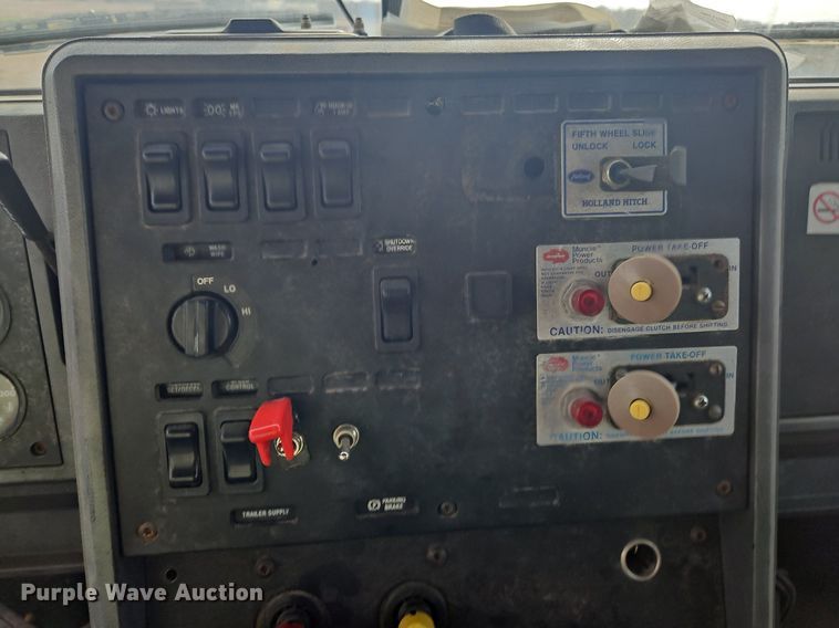 image for item NZ9049 1998 Mack CH613  semi truck