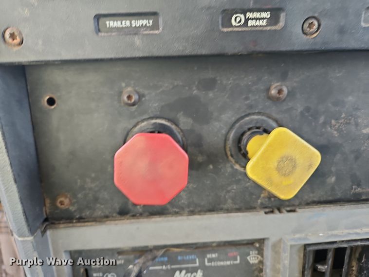 image for item NZ9049 1998 Mack CH613  semi truck