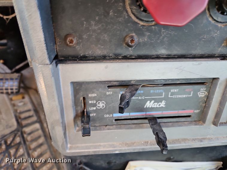 image for item NZ9049 1998 Mack CH613  semi truck