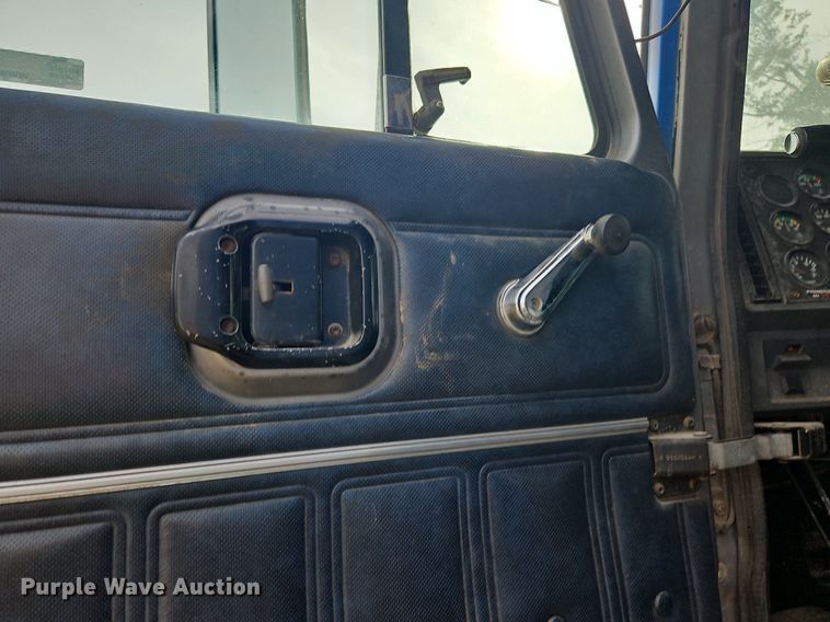 image for item NZ9049 1998 Mack CH613  semi truck