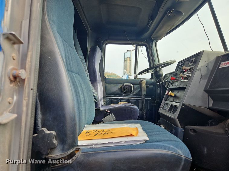 image for item NZ9049 1998 Mack CH613  semi truck