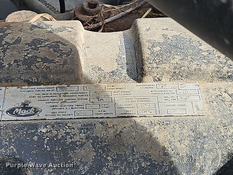 image for item NZ9049 1998 Mack CH613  semi truck