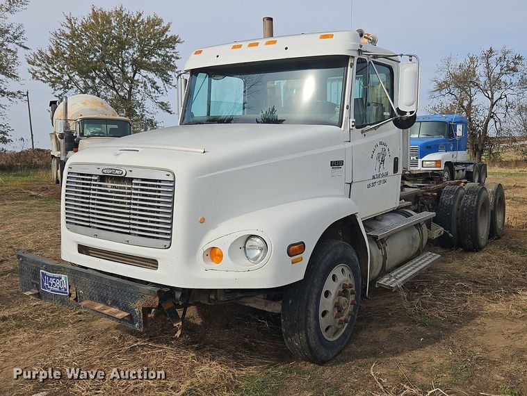 image for item NZ9050 2001 Freightliner FL112  semi truck