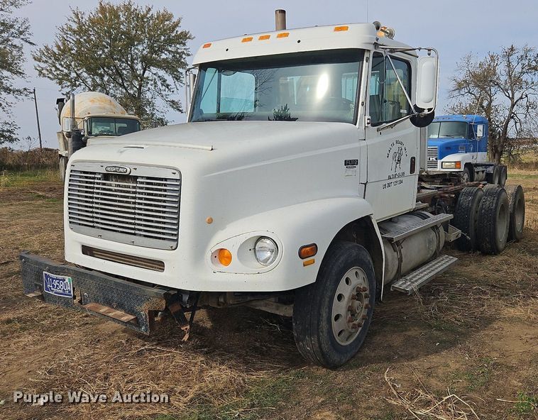 image for item NZ9050 2001 Freightliner FL112  semi truck