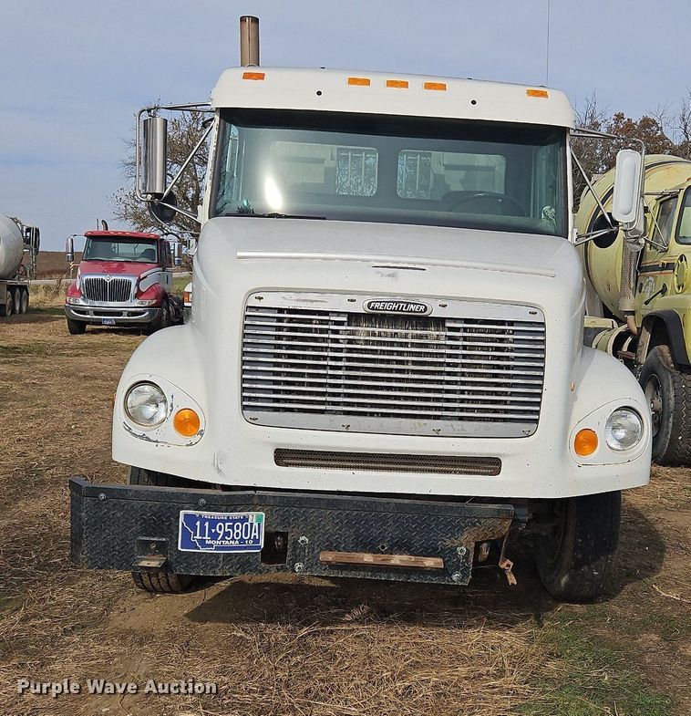 image for item NZ9050 2001 Freightliner FL112  semi truck