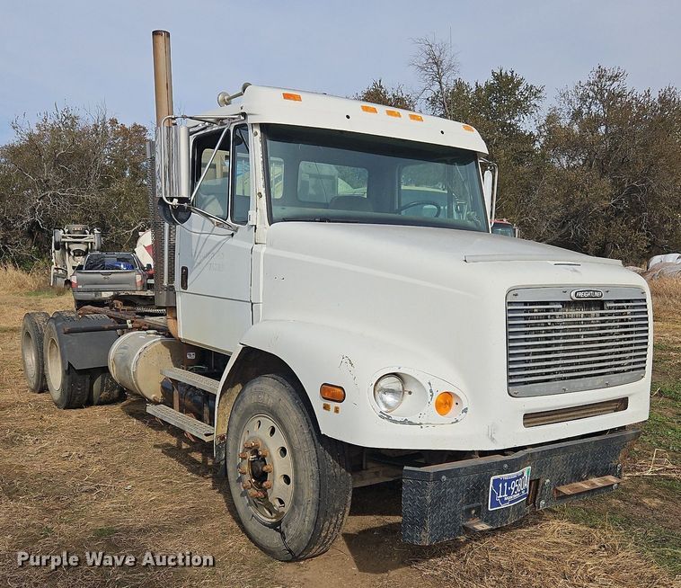 image for item NZ9050 2001 Freightliner FL112  semi truck