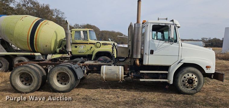 image for item NZ9050 2001 Freightliner FL112  semi truck