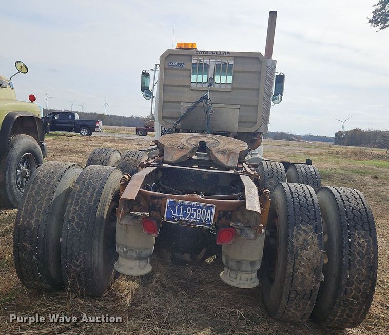 image for item NZ9050 2001 Freightliner FL112  semi truck