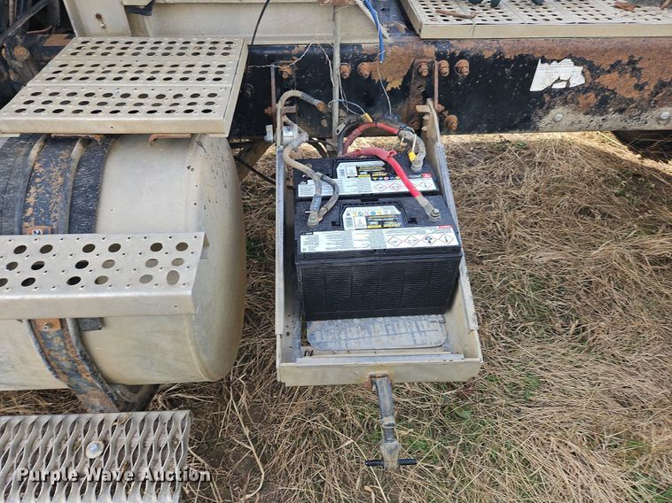 image for item NZ9050 2001 Freightliner FL112  semi truck