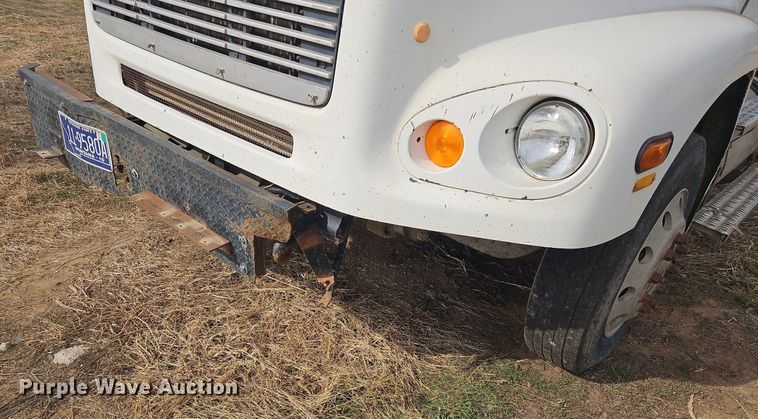 image for item NZ9050 2001 Freightliner FL112  semi truck