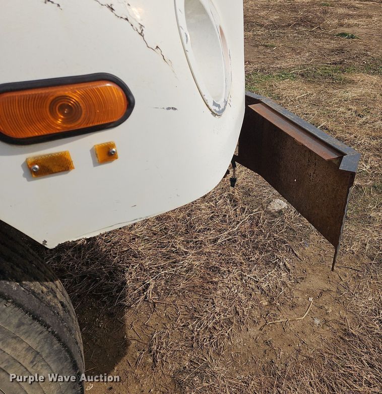 image for item NZ9050 2001 Freightliner FL112  semi truck