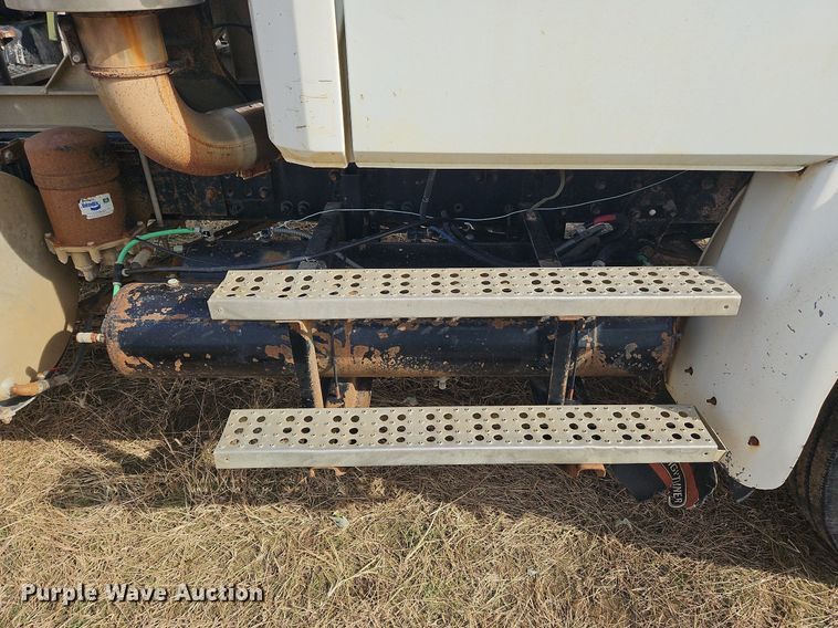 image for item NZ9050 2001 Freightliner FL112  semi truck