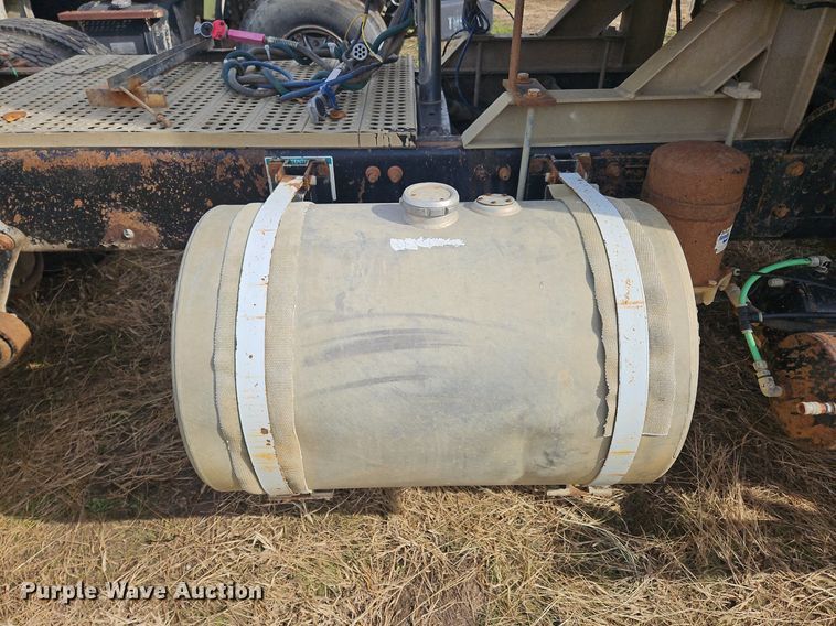 image for item NZ9050 2001 Freightliner FL112  semi truck