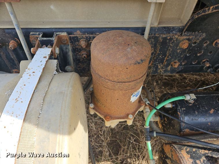 image for item NZ9050 2001 Freightliner FL112  semi truck