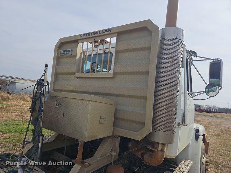 image for item NZ9050 2001 Freightliner FL112  semi truck