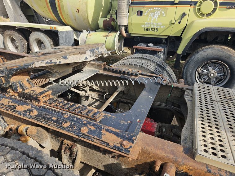 image for item NZ9050 2001 Freightliner FL112  semi truck