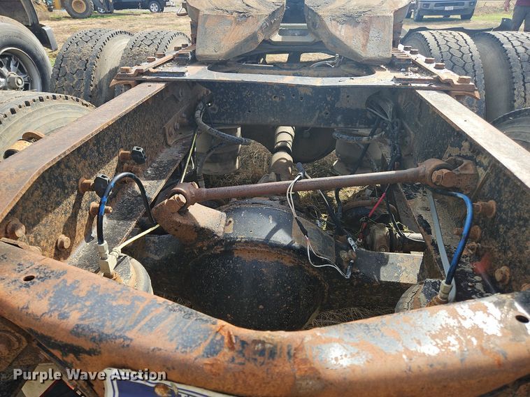 image for item NZ9050 2001 Freightliner FL112  semi truck