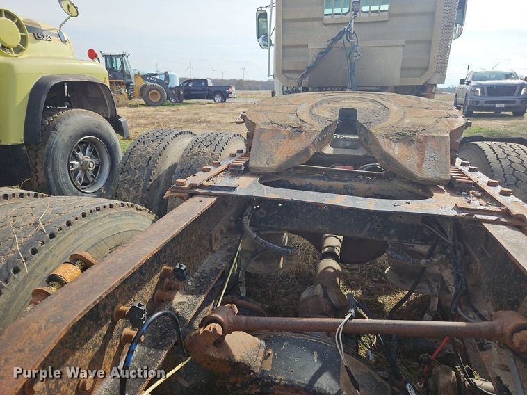 image for item NZ9050 2001 Freightliner FL112  semi truck