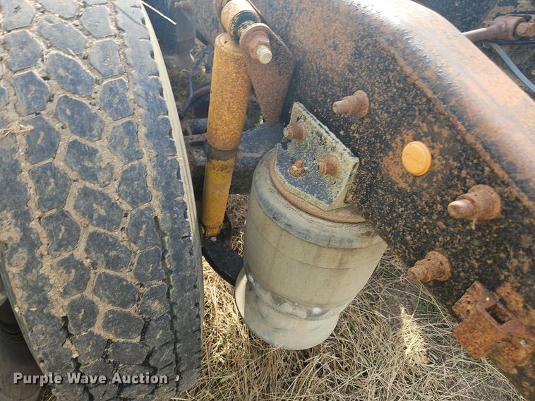 image for item NZ9050 2001 Freightliner FL112  semi truck